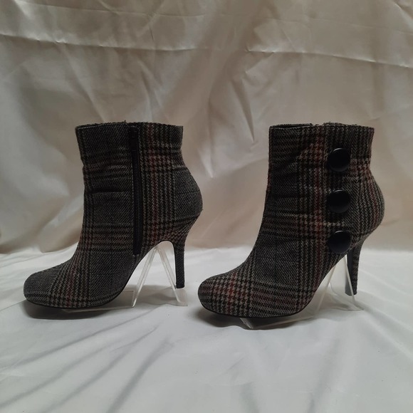 Diba Black Red and Beige Plaid Slim Heel Ankle Booties 7.5 - Picture 3 of 7